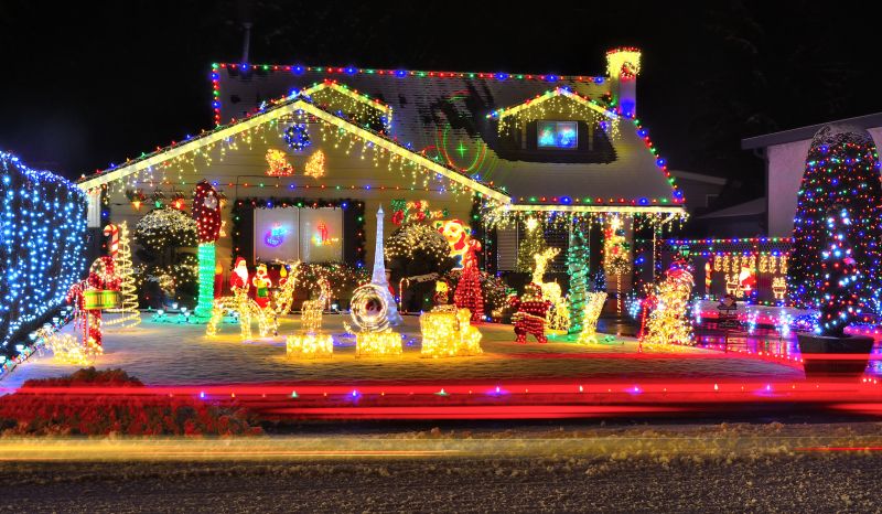 Christmas Lights Hanging in Roswell, GA